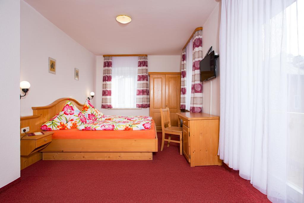 Gasthof Zum Lamm Hotel Garmisch-Partenkirchen Room photo